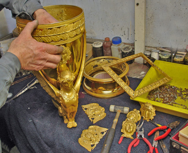 Remontage d'une paire de vases Empire en bronze doré